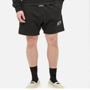 FEAR OF GOD ESSENTIALS
ESSENTIALS SHORTS - IRON (Black) New in FOG Bag